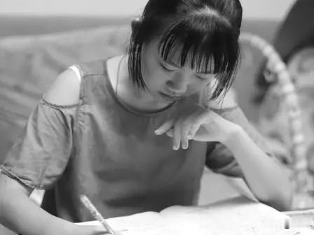 我来对个下联：“数载打拼获玉阶”。上联“数年苦读争金榜”描绘了学子们历经多年刻苦