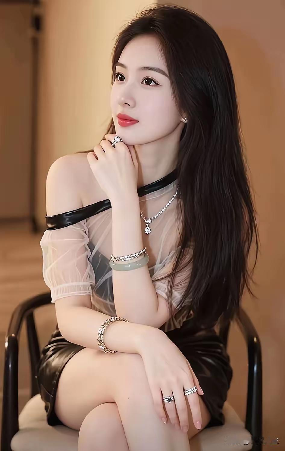 优雅黑裙，闪耀珠宝，自信满满，魅力无限！💃✨