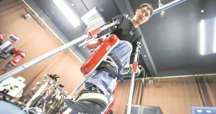 在蓉高校上演“机器人总动员”