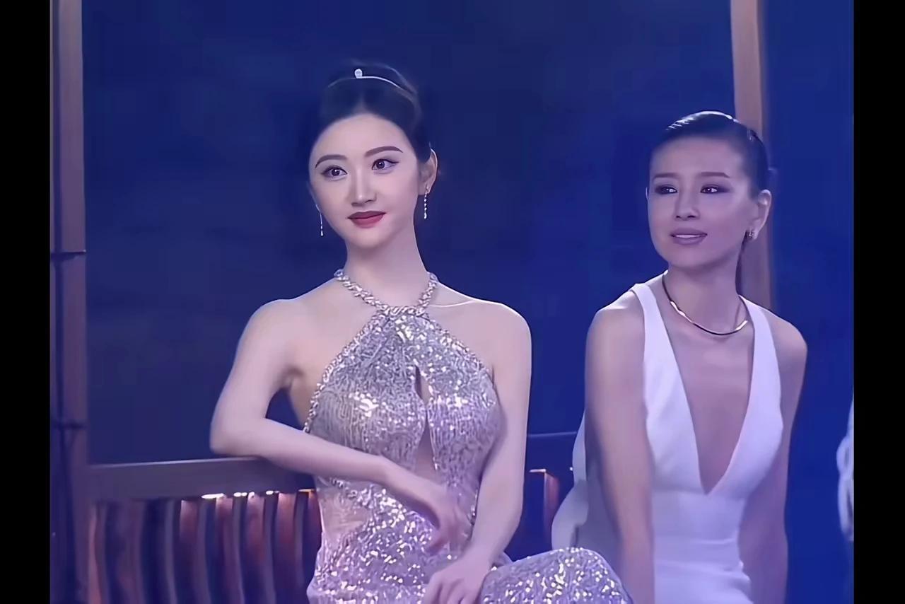 董洁漂亮吗？
很漂亮的！
为什么跟其他人合影时暗淡无光，秒变路人甲…