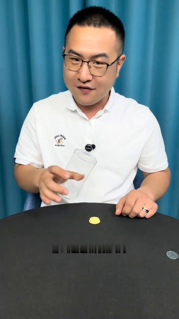 舅面前露一手，这招太酷了。
我们来看一下，把一个普通的瓶盖放到杯子里边没有任何的