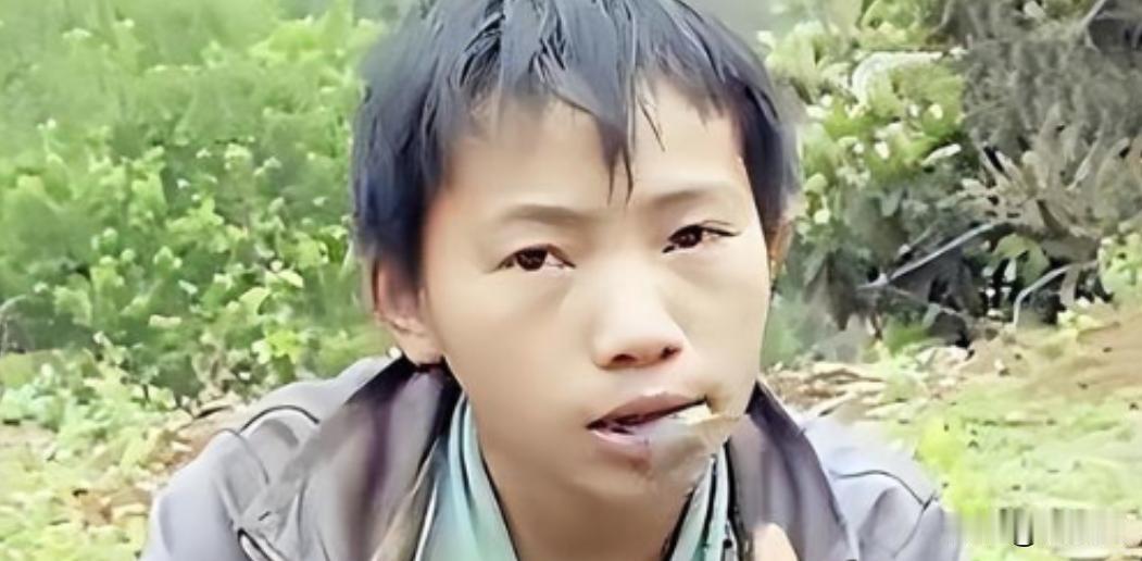 2006年，广西6岁男孩父亲意外去世，母亲抛弃他带着弟弟离开，为了生存，他挖野菜