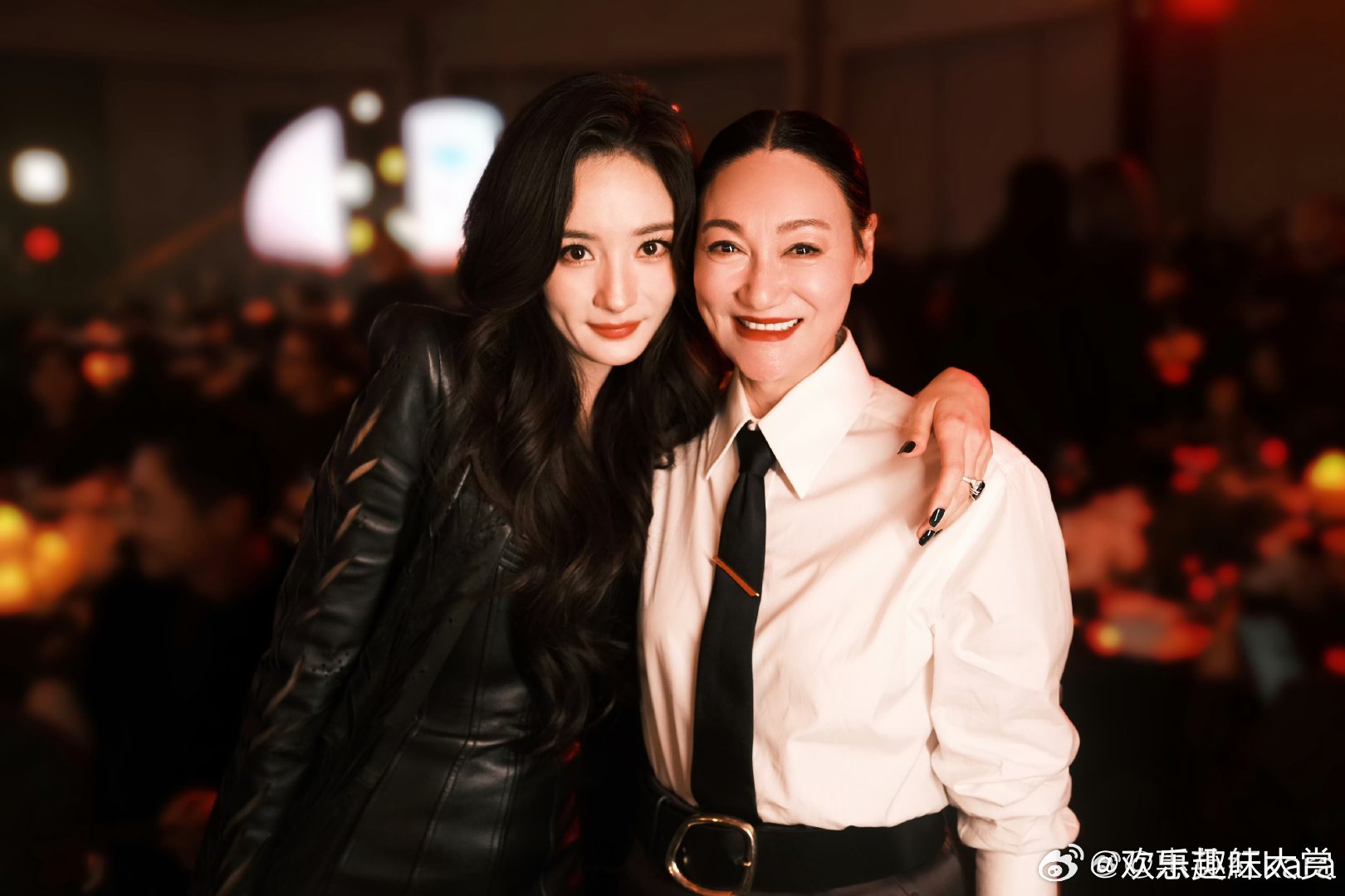 惠英红零点为杨幂庆生惠英红零点祝杨幂生日快乐红姐零点为杨幂庆生，突然觉得这种朋友