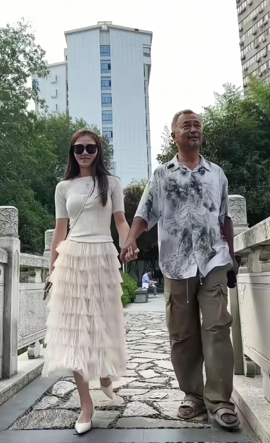 沈巍成功牵手晓晓
完成了从神到人的蜕变

自从流浪大师火爆网络以来，沈巍一直是神