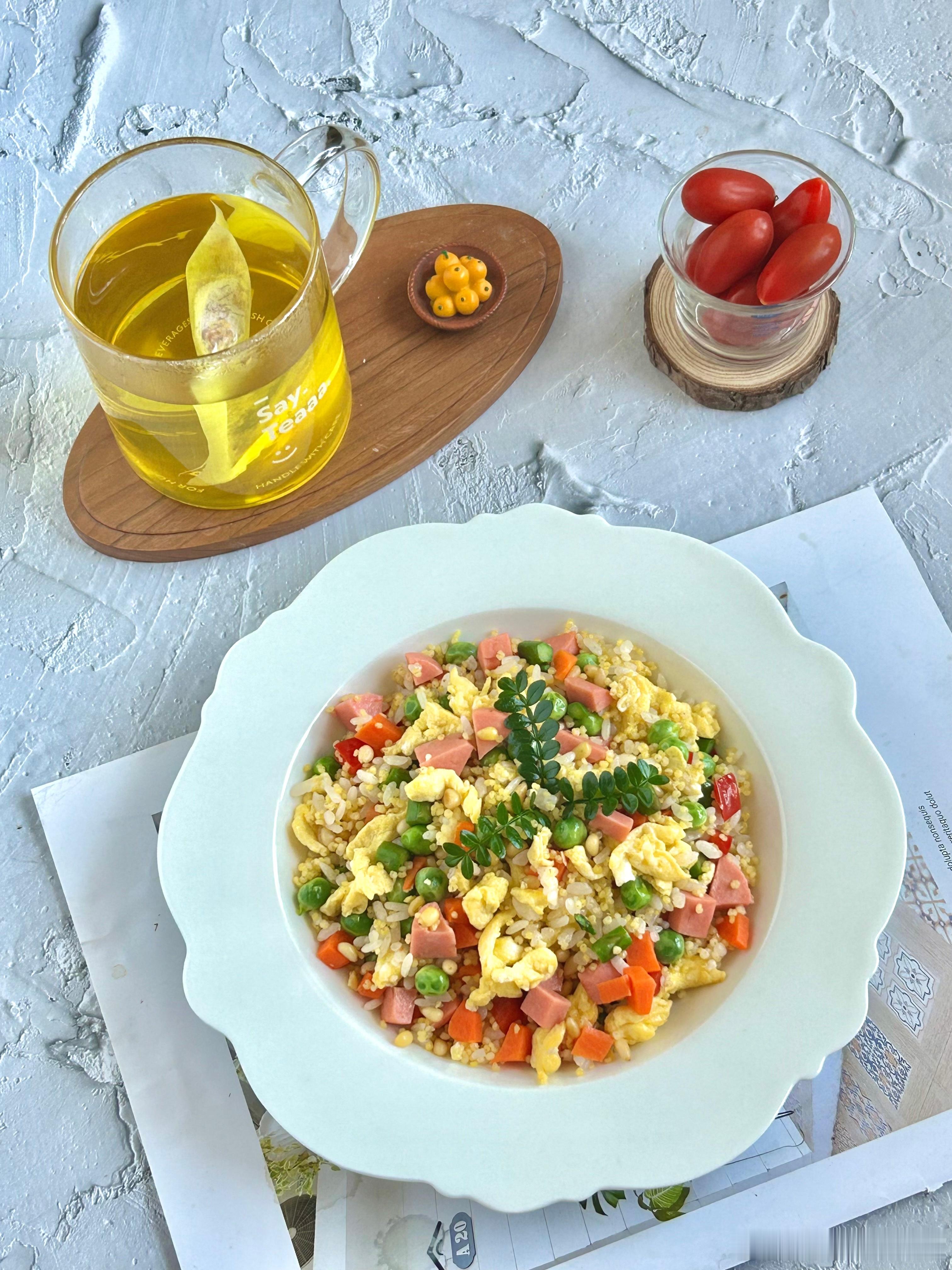 #营养素养up##健闻登顶计划# 【营养早餐分享】：松仁蛋炒饭+小柿子+玉米须茶
