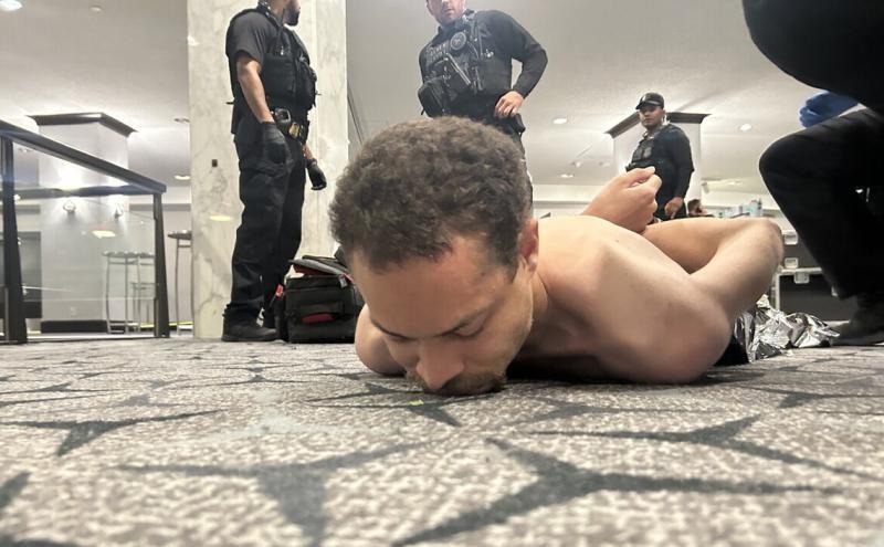 华盛顿夜间突发紧急安全事故，一年一度的白宫记者晚宴正常举办途中，突发持枪闯入异动