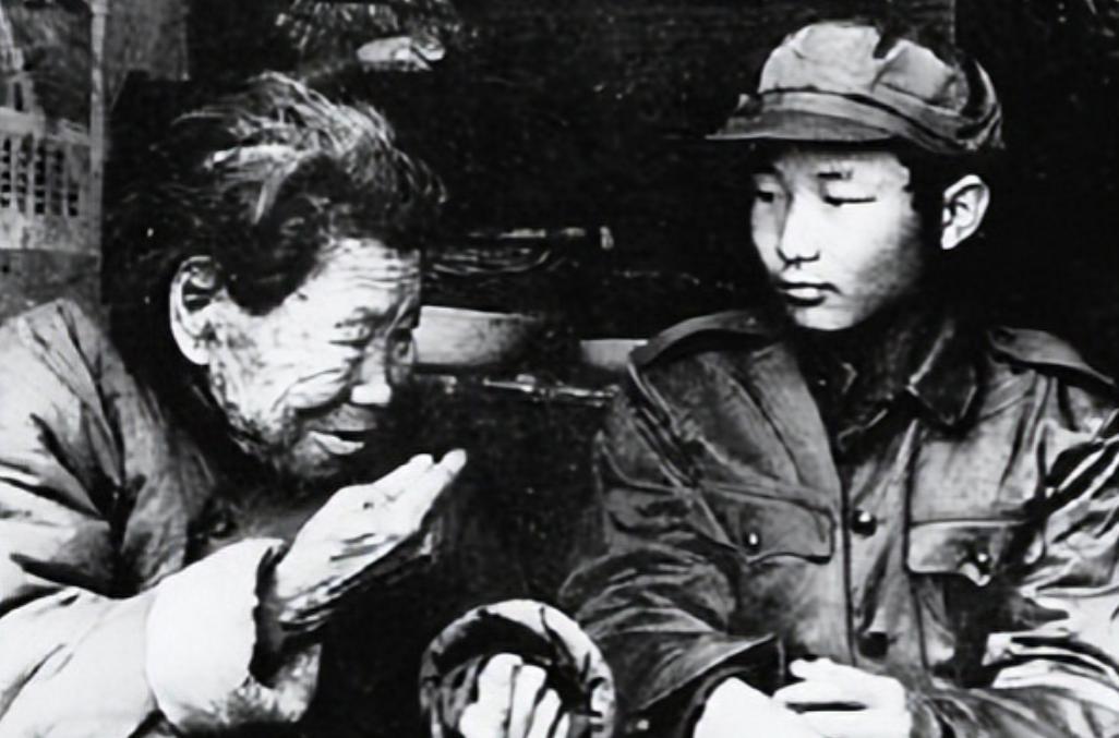 1940年，山东大娘给饥肠辘辘的八路军战士煮了一锅小米粥，大家正要享用，班长突然