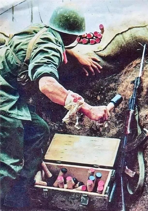 1984年，老山战斗，一22岁战士误闯入一个山洞，他发现里面竟都是女人。然而，就