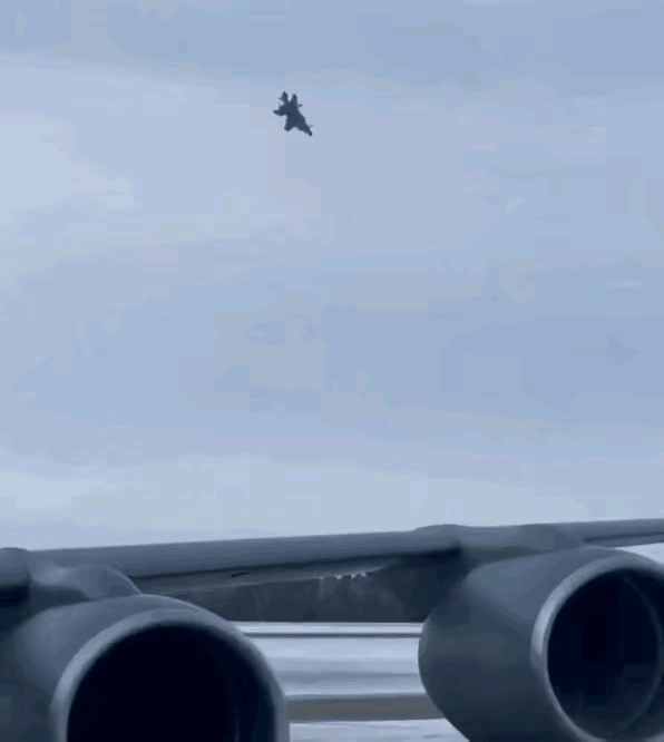 大年初一，美国F-35在基地上空失控坠毁！
开年第一摔，细思极恐哦，还有364天