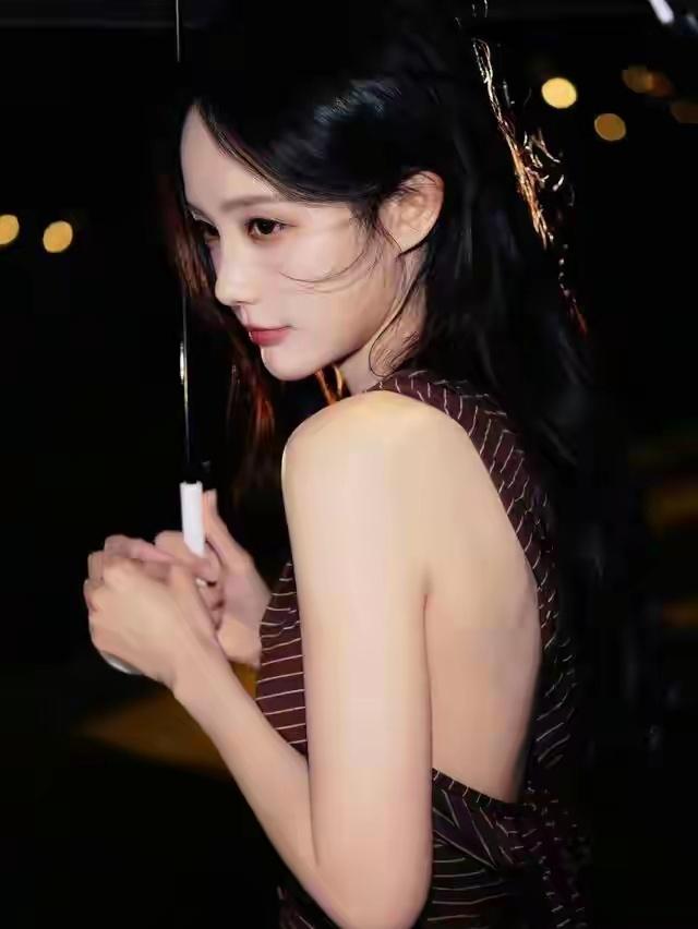 李一桐35岁签于正，白鹿刚走她就来，古偶困局里谁才是真赢家？
白鹿刚刚和于正体面