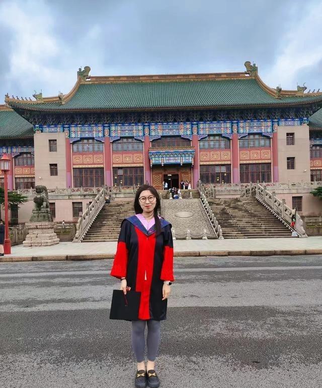 博士毕业了，终于穿上那件死贵的红袍子。五年头发换来的，发个朋友圈收获99+赞，连