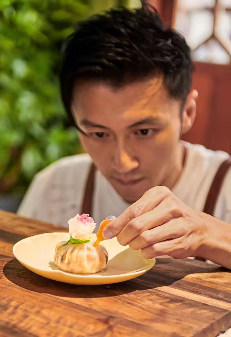 内娱有自己的老吃家 全网笑疯名场面来了！资深美食行家谢霆锋，被腊肉猪屁股狠狠征服