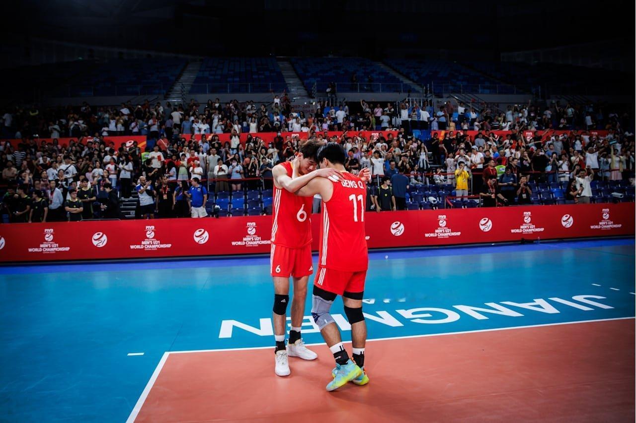 李海:我想替队友们掐鼠大队长（开玩笑的，别当真[柯基][柯基][柯基]） ​​​