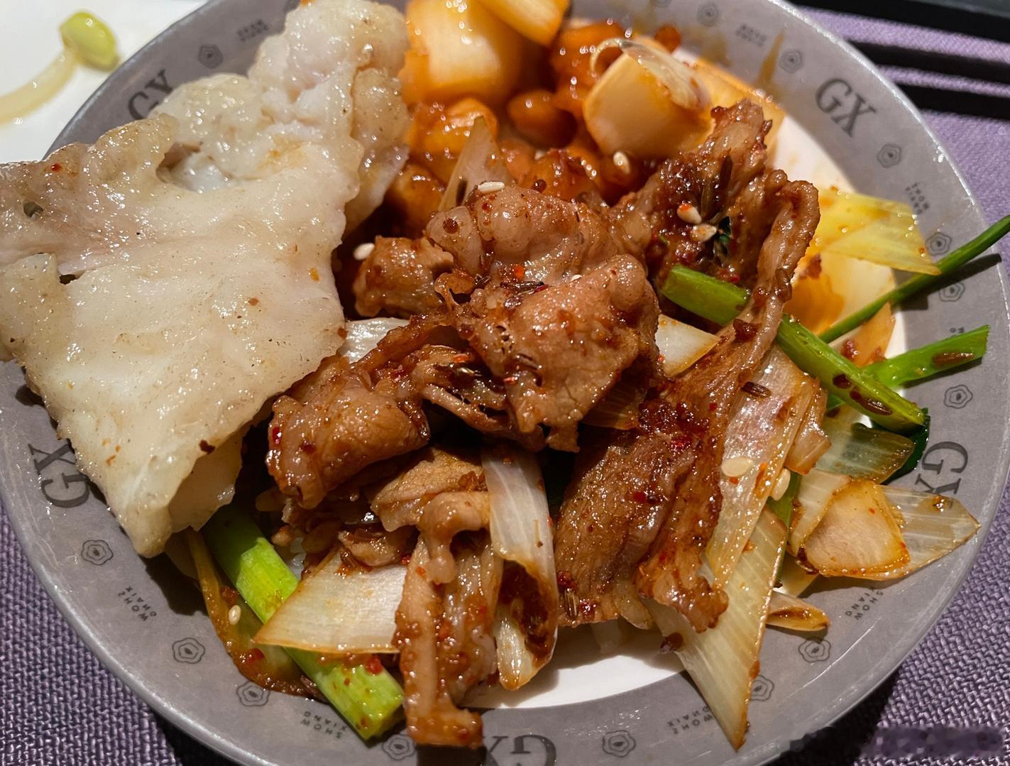 堆成小肉山的宝宝碗～就知道这个男人舍不得数据线，他很在意对我身体的保护，之前考试