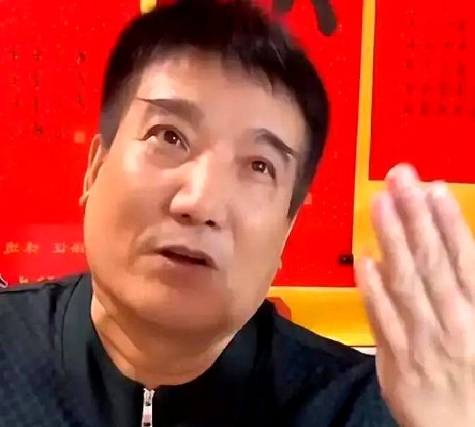 十年不登门，一上门就求字，张口一万。
 
儿子何树成当场就炸了，对着直播间几万人