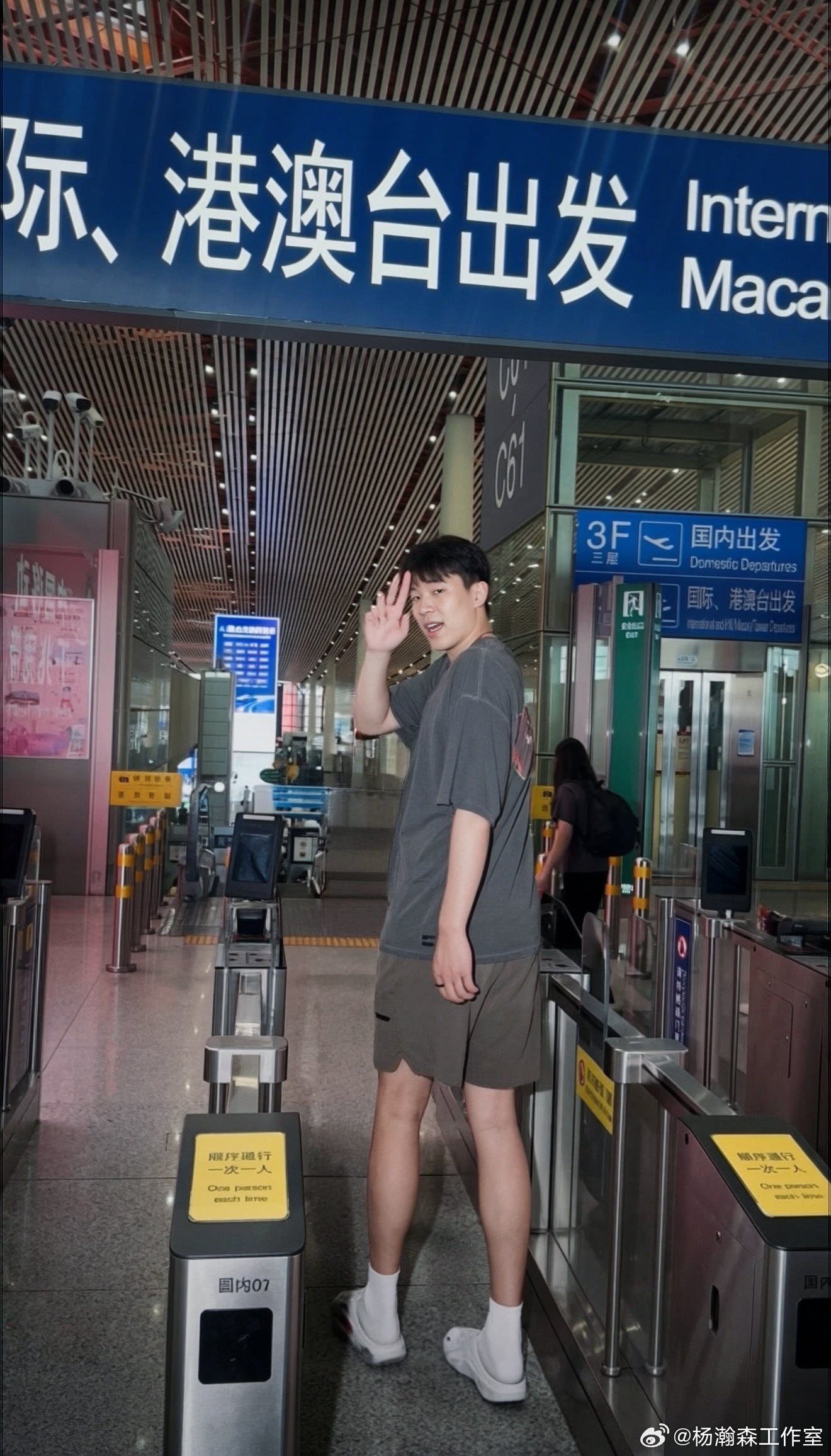 #杨瀚森启程前往波特兰# 开启生涯第二个NBA赛季[打call]更新社媒：“杨瀚