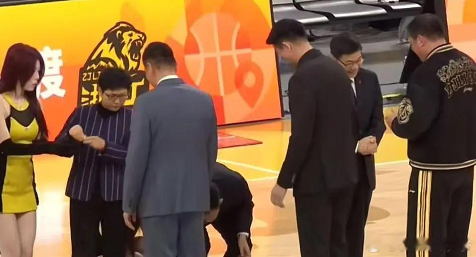 不给冠军面子？为王博颁戒指掉地上，楼明更衣室领奖，球迷：教条CBA新赛季正式拉开