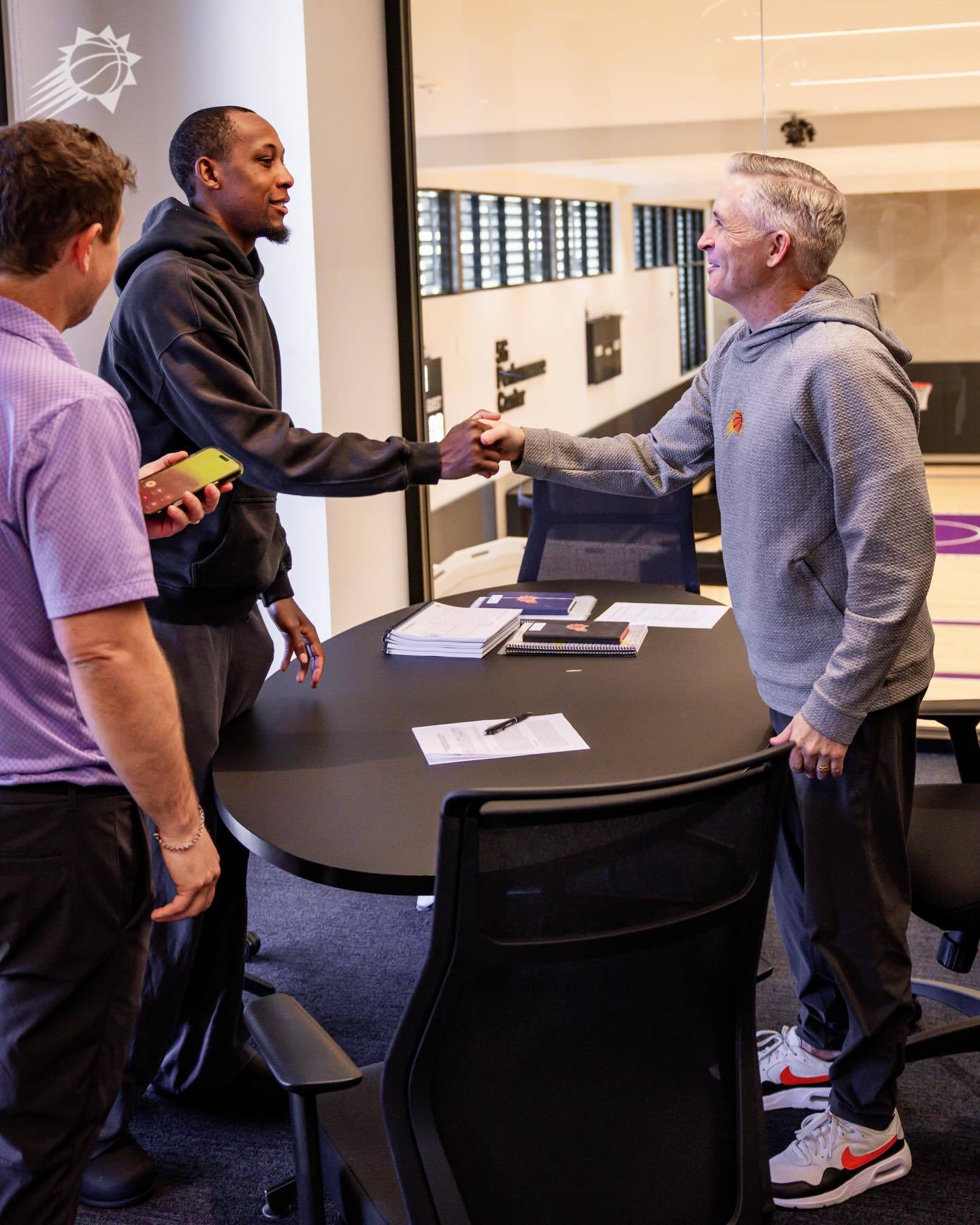 我们正式将后卫布耶的双向合同转为标准NBA合同 ✍️ 本赛季布耶场均能贡献6.5