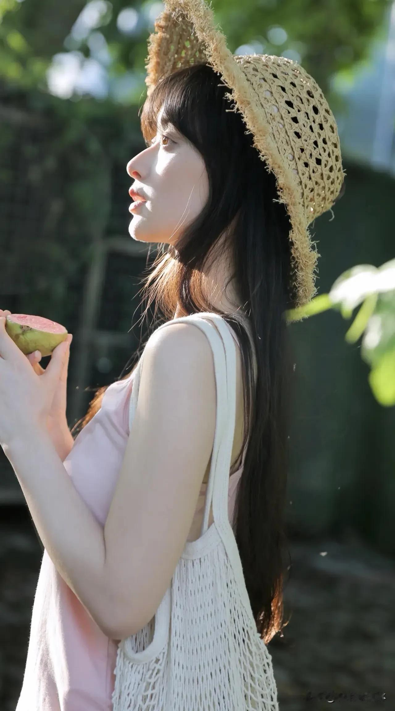 侧颜一瞬，光晕轻吻轮廓，  
定格日常温柔。  
谁懂这治愈时刻？