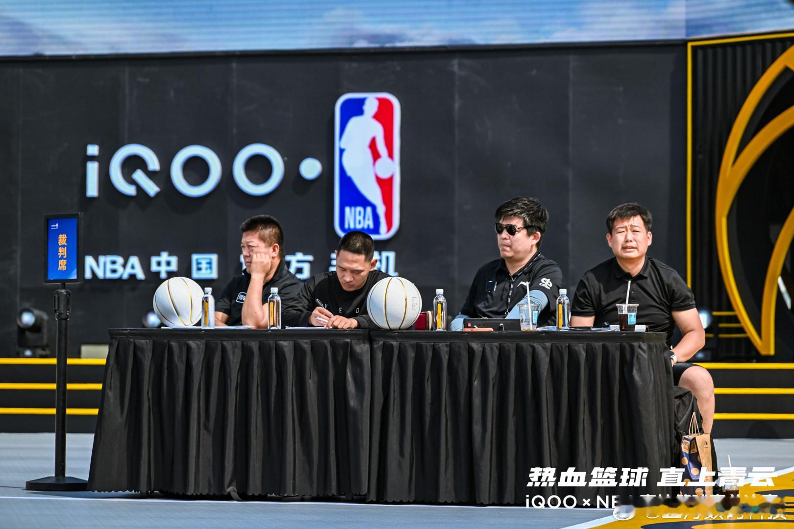 啦啦队，解说员，裁判员，志愿者、引导员已就位，比赛队员已入场，现场可谓是硝烟四起