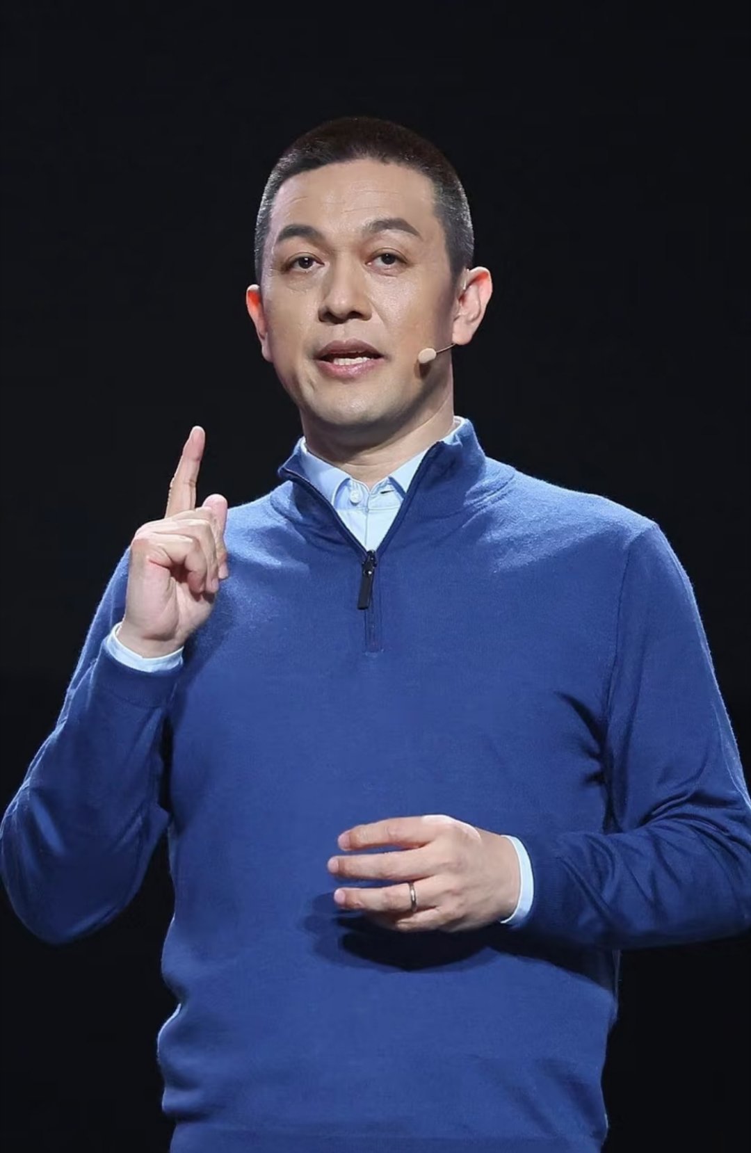 没有居高临下的说教，没有居高自傲的炫耀，全程就像一位返乡返校的学长，坐在台下和后
