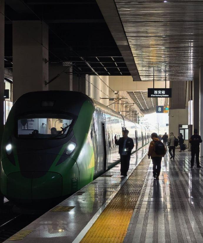 又要出差咯，匆忙赶路中。幸运抢到了高铁办公座，赶紧打开电脑开工。顺手试试瑞幸这个