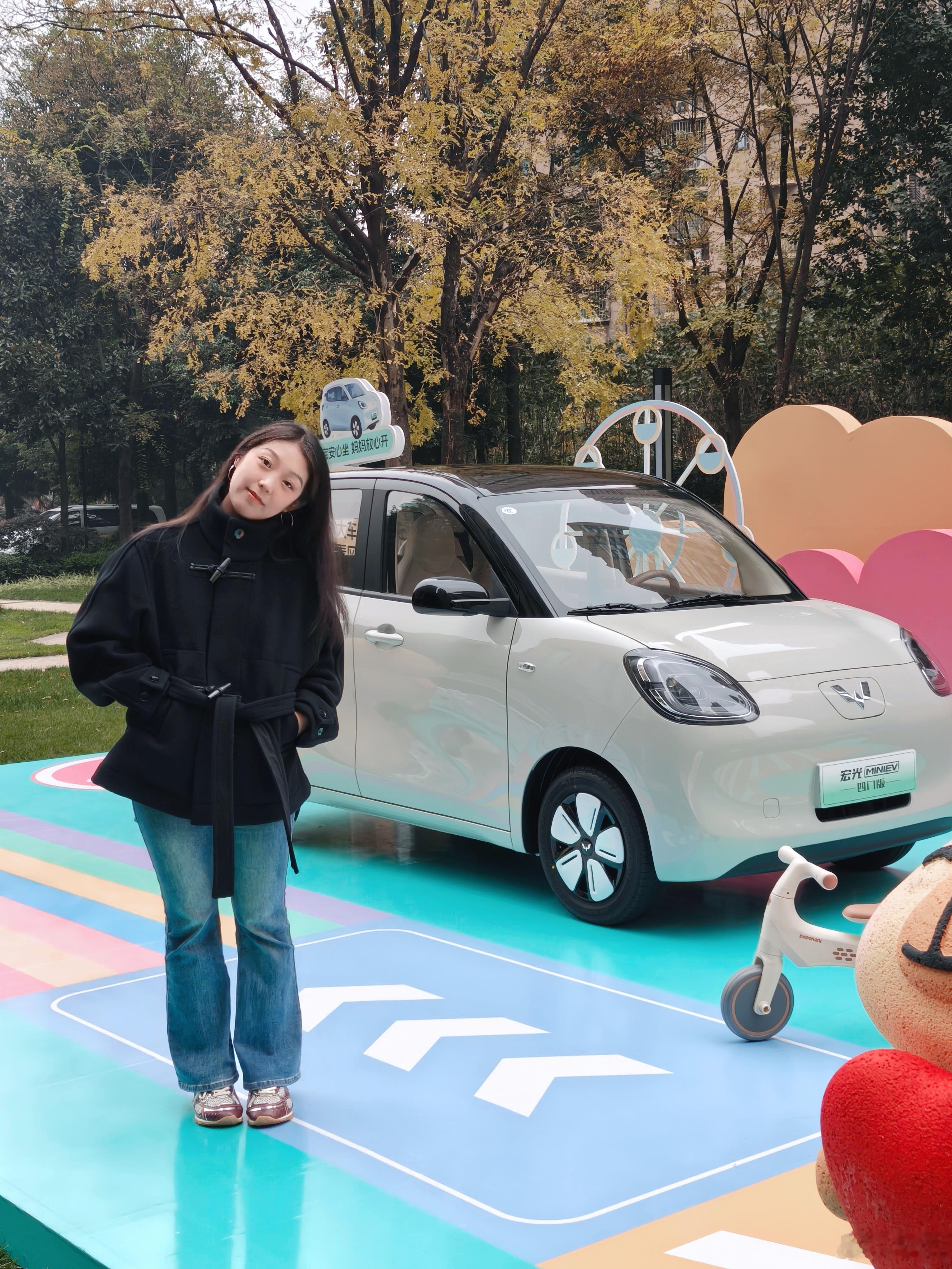 卖了140万台的五菱宏光MINI EV出四门版啦！此次推出“膨膨蓝、泡泡绿、甜甜
