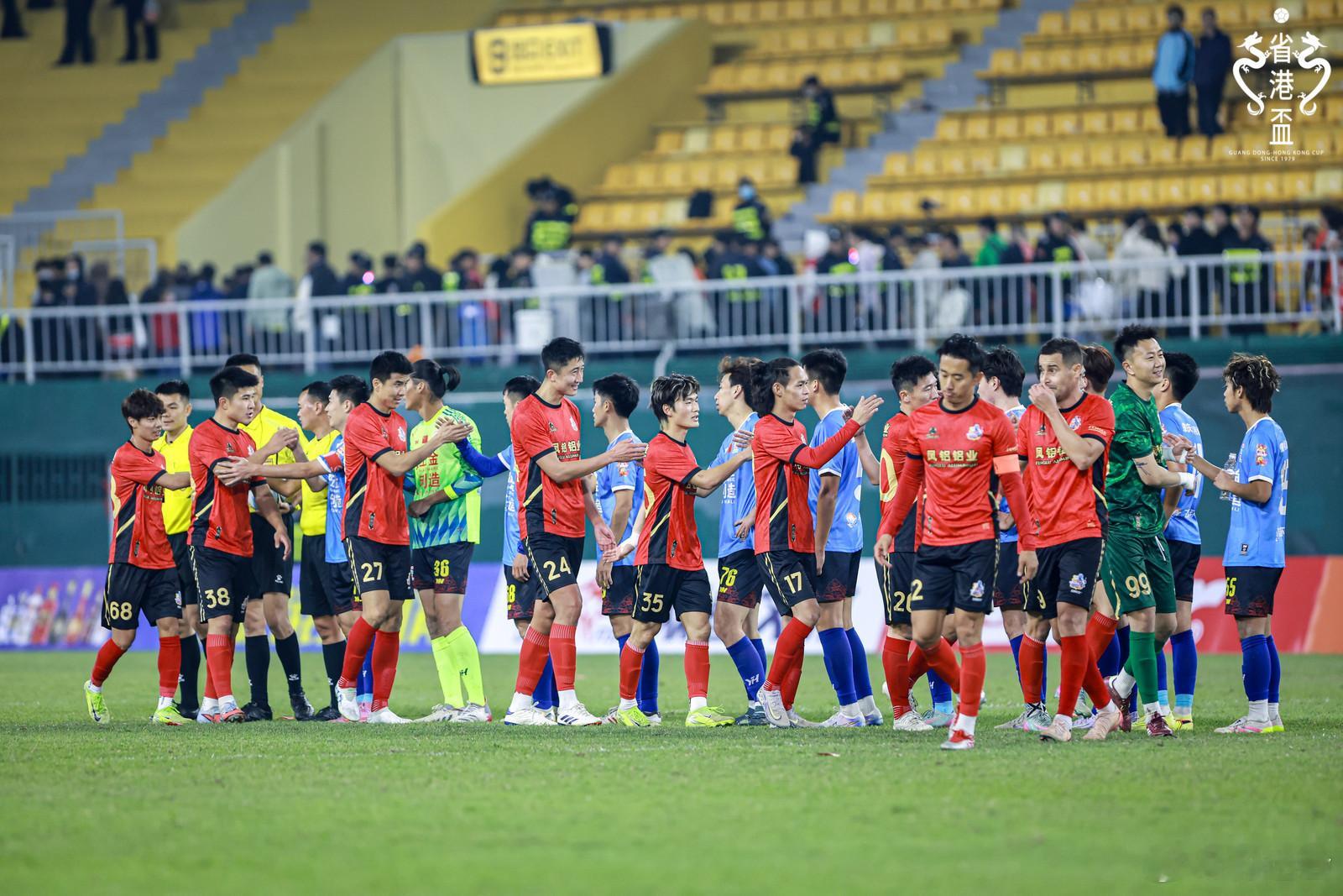 本届省港杯邀请赛决赛，由肇庆高要金利城峻迎战广东凤铝。    豹迷会的小球童们作