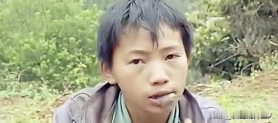 2006年，广西6岁男孩父亲意外离世，母亲弃他而去，他靠吃野菜为生。未曾想，14