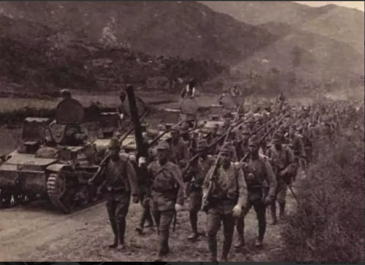 1941年6月，黄县芦头镇，两个日本通信兵沿路排查电话线，烈日炎炎，热得口干舌燥
