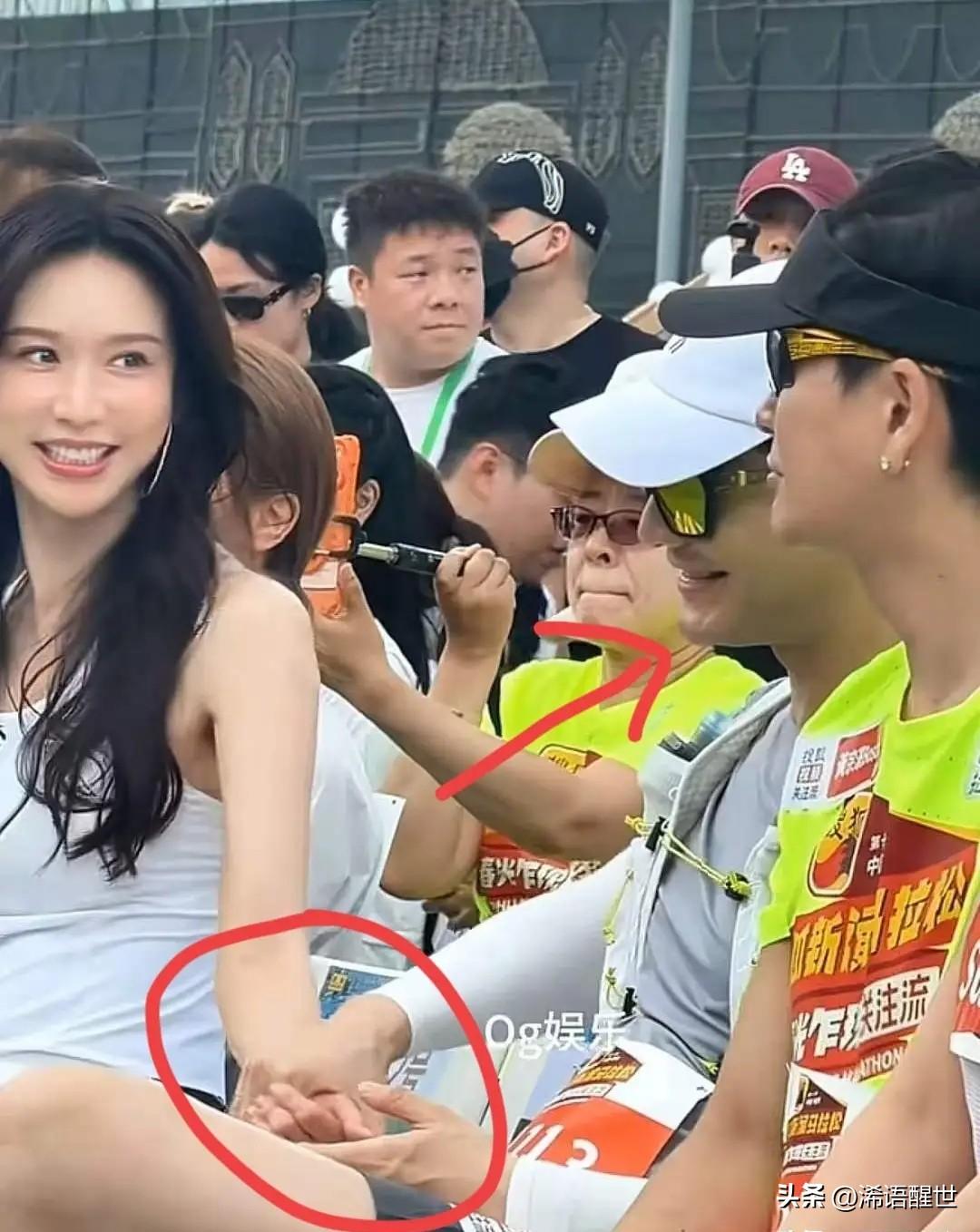 香港马拉松现场，林志玲和黄晓明都现身参赛，没想到两人同框引发热议。林志玲说自己爱