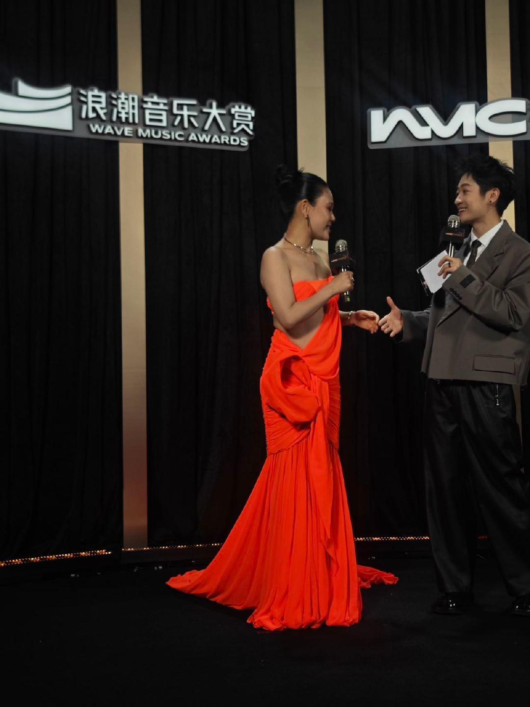 袁娅维抹胸鱼尾裙好辣 袁娅维浪潮音乐大赏红毯高定 很难不被袁娅维的红毯造型惊艳。
