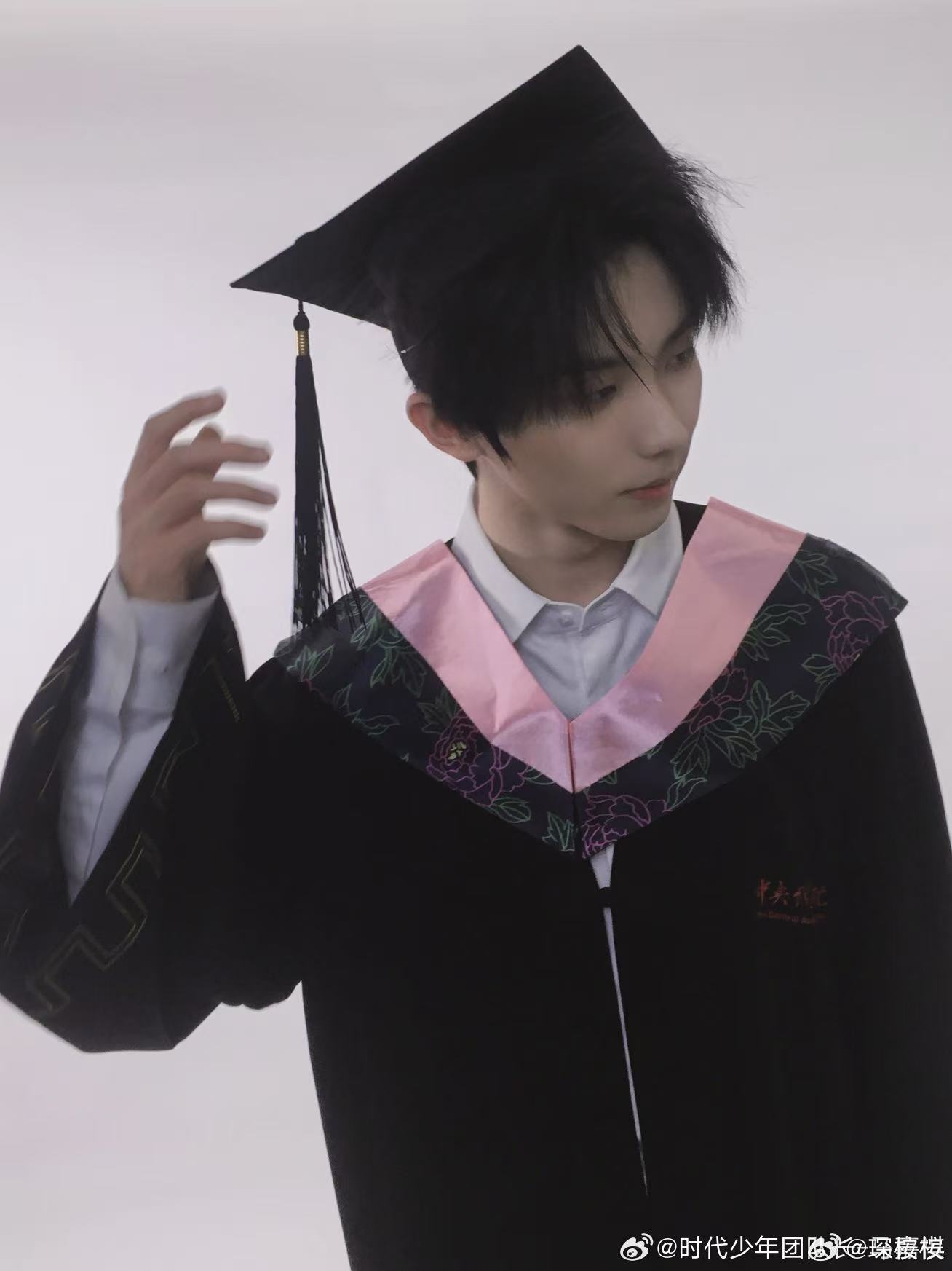 马嘉祺学士服毕业照镜头留住马嘉祺大学时光 毕业定格照氛围感拿捏到位，制服款式简约