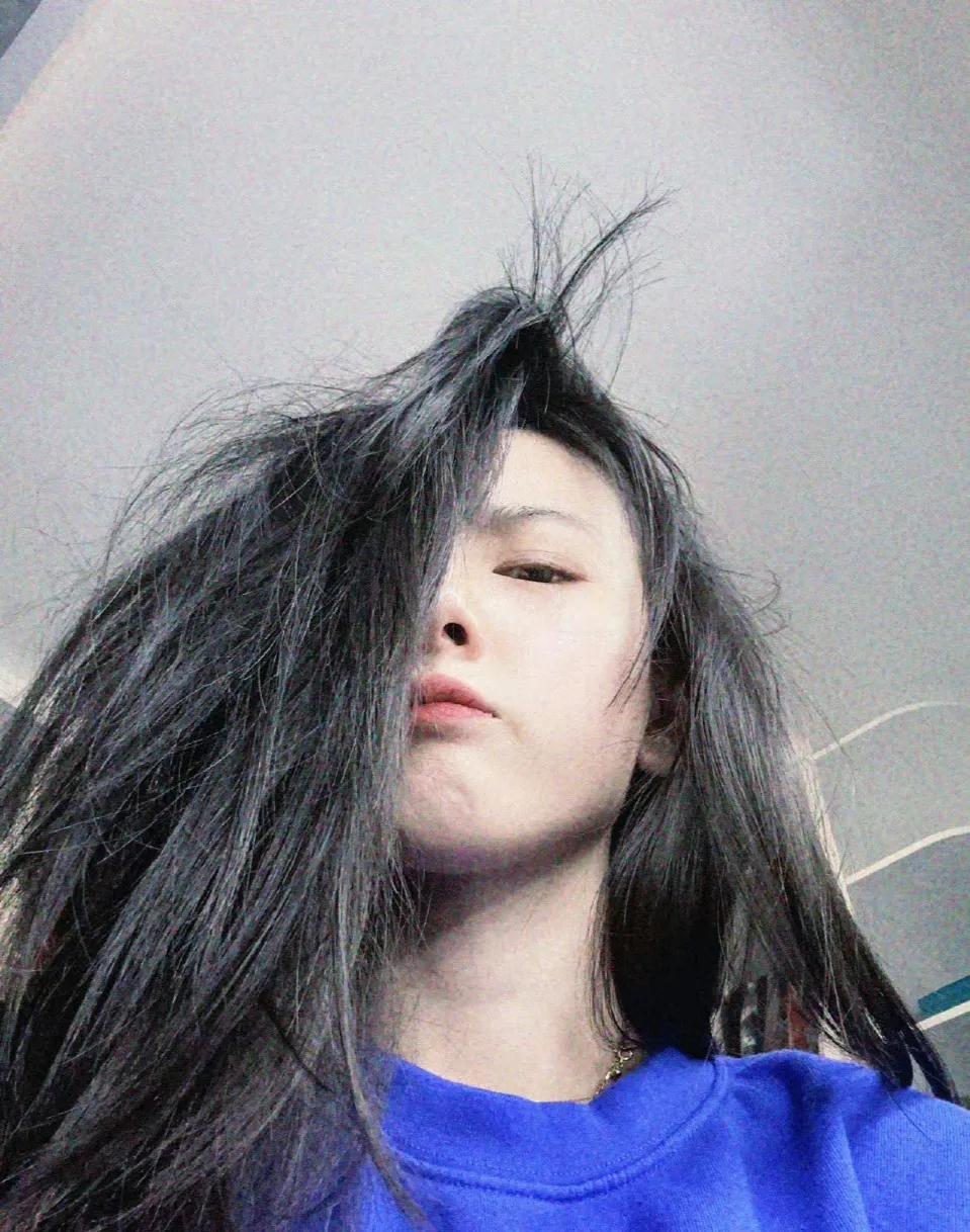 宋祖儿叛逆照看着十分可爱[呲牙][呲牙][呲牙]好像是在假装发火。
