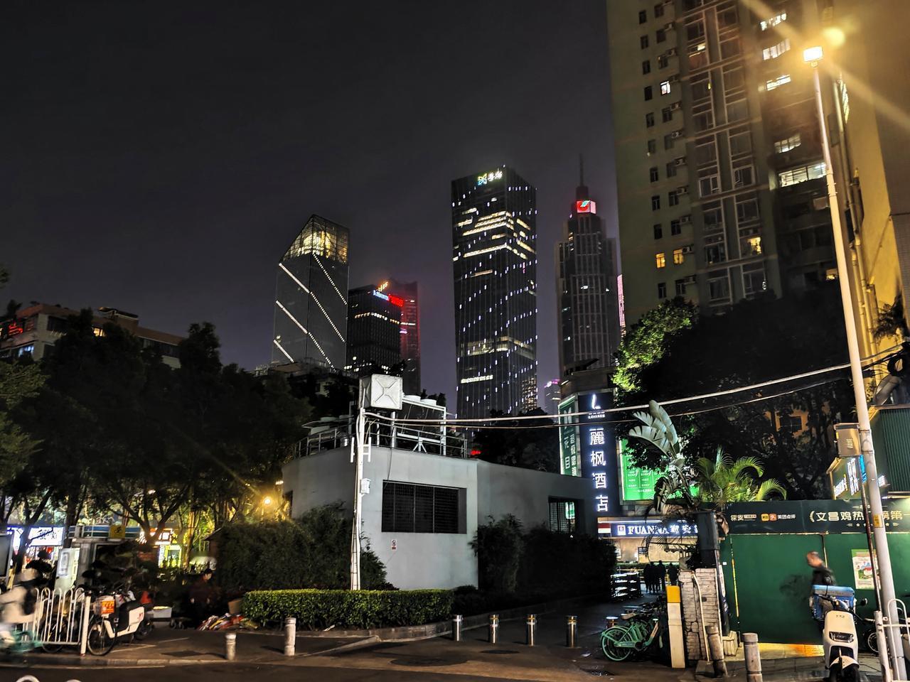 自从不在体育中心附近上班，我便很少再踏足这片区域，如今重游，发现变化不少。常去的