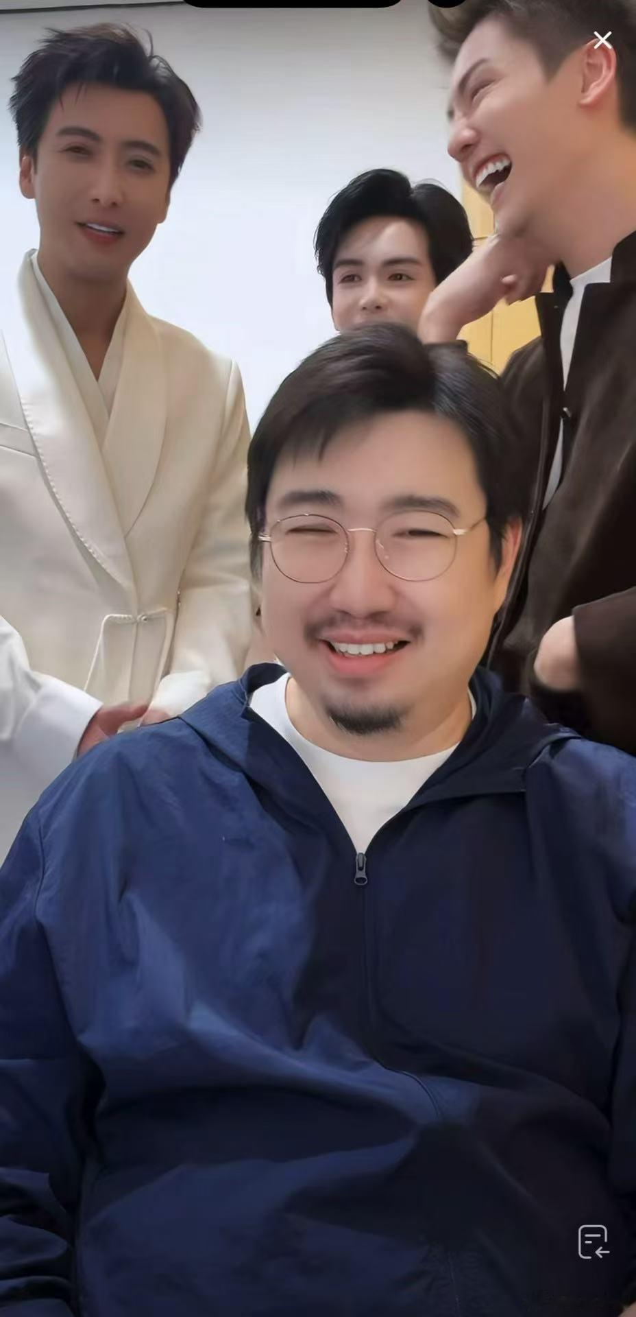 三叔的滤镜把曾舜晞瘦成啥样了 完全就是变成了蛇精脸了呀，该说不说三叔的滤镜把曾舜