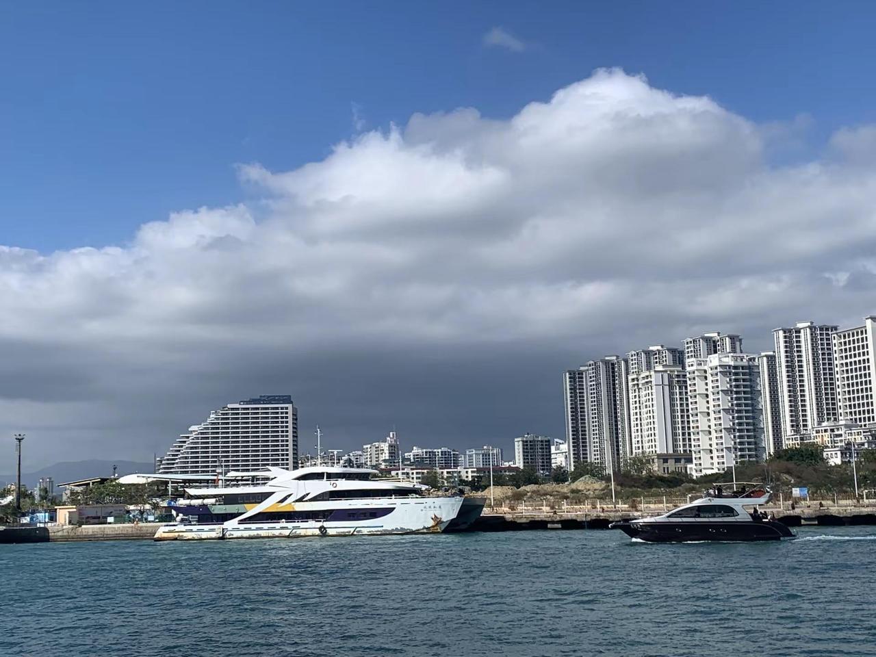 有人很羡慕海上人的生活，也有人很嫉妒这种生活。但是真正生活在海上的人，又特别厌倦