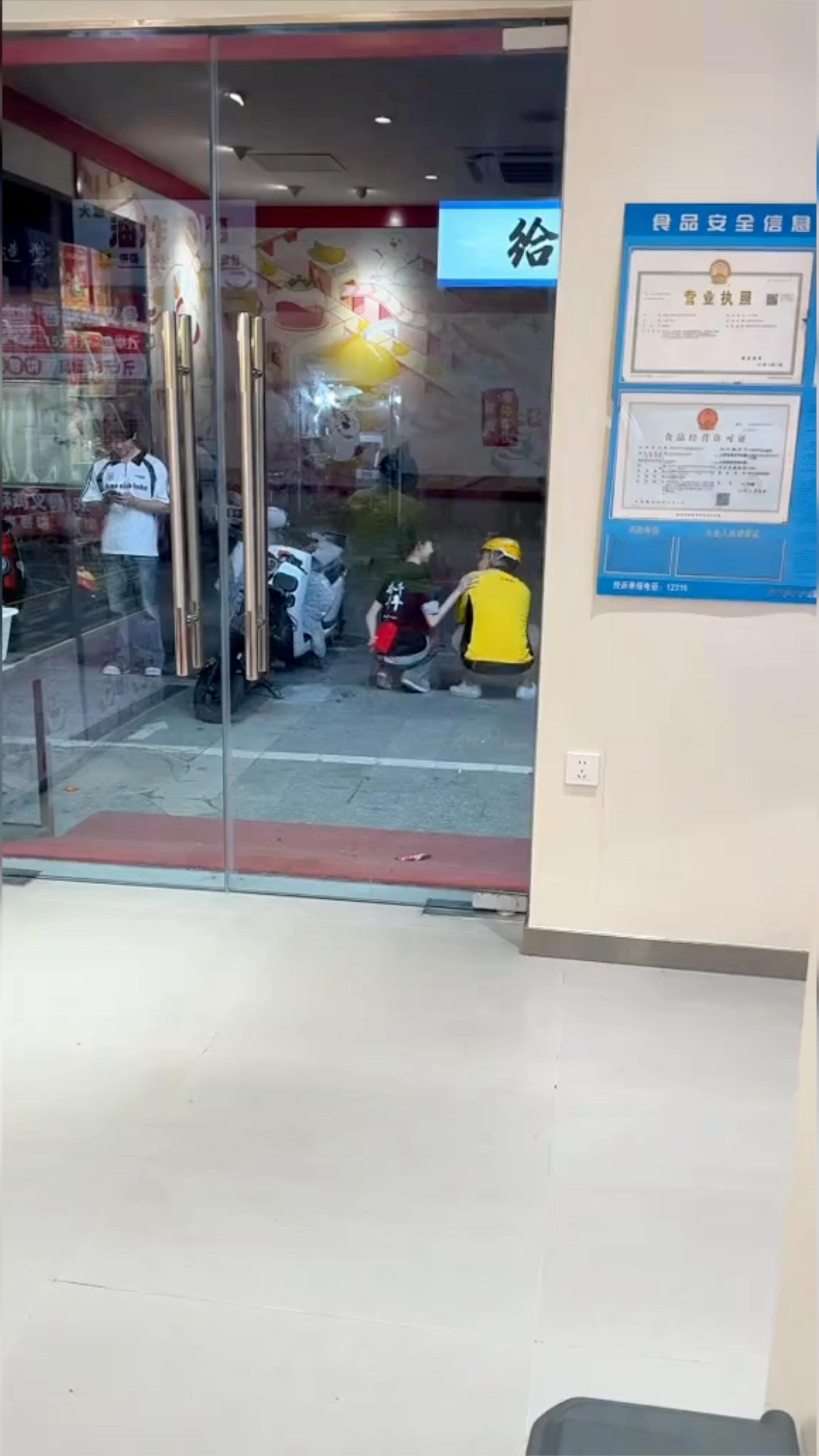 看到了爱卡餐小姐与总超时先生的浪漫cr：早八特困生阿阳 