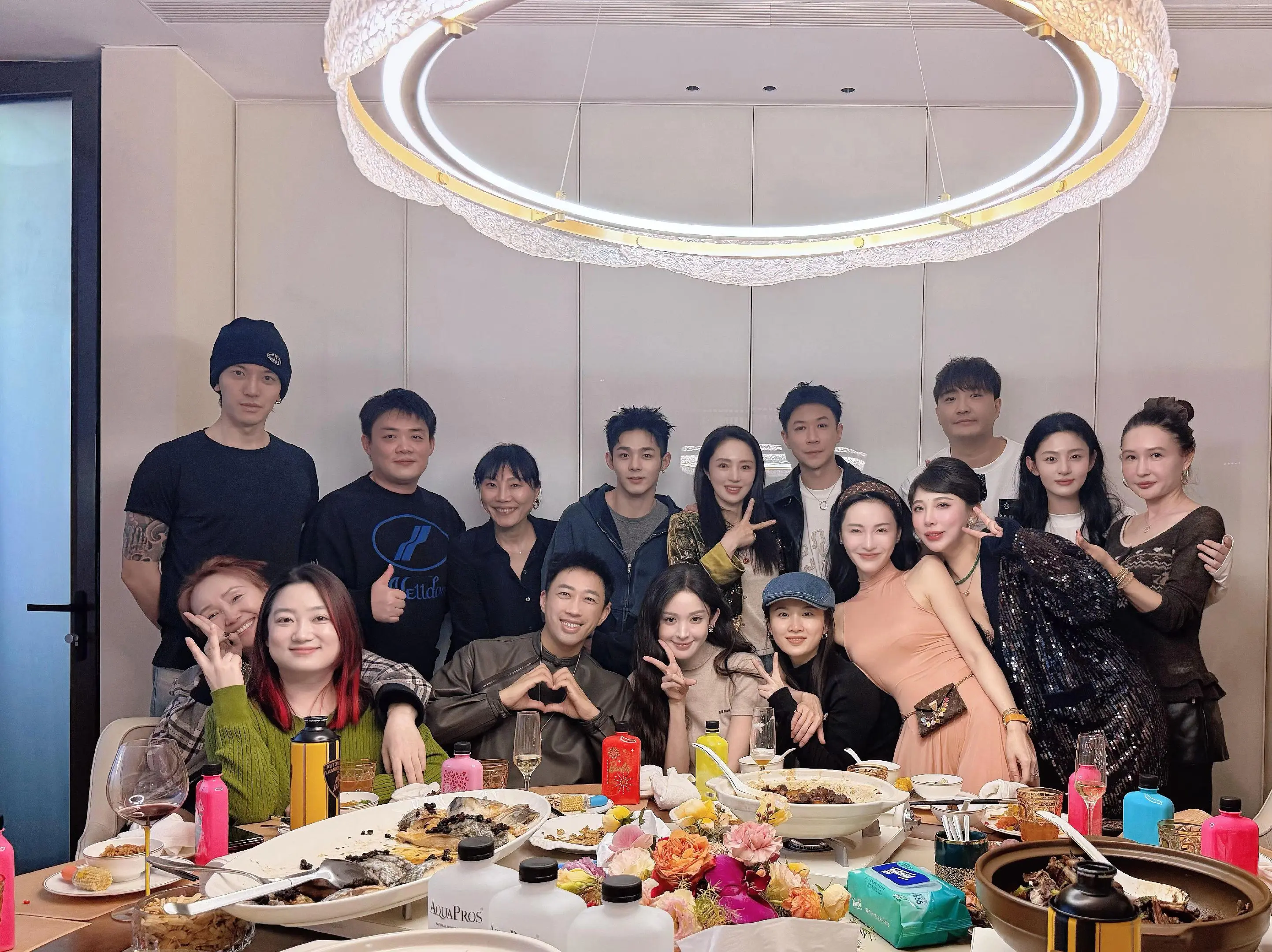娜扎给于正老师庆祝生日啦。期待未来有更好剧本合作