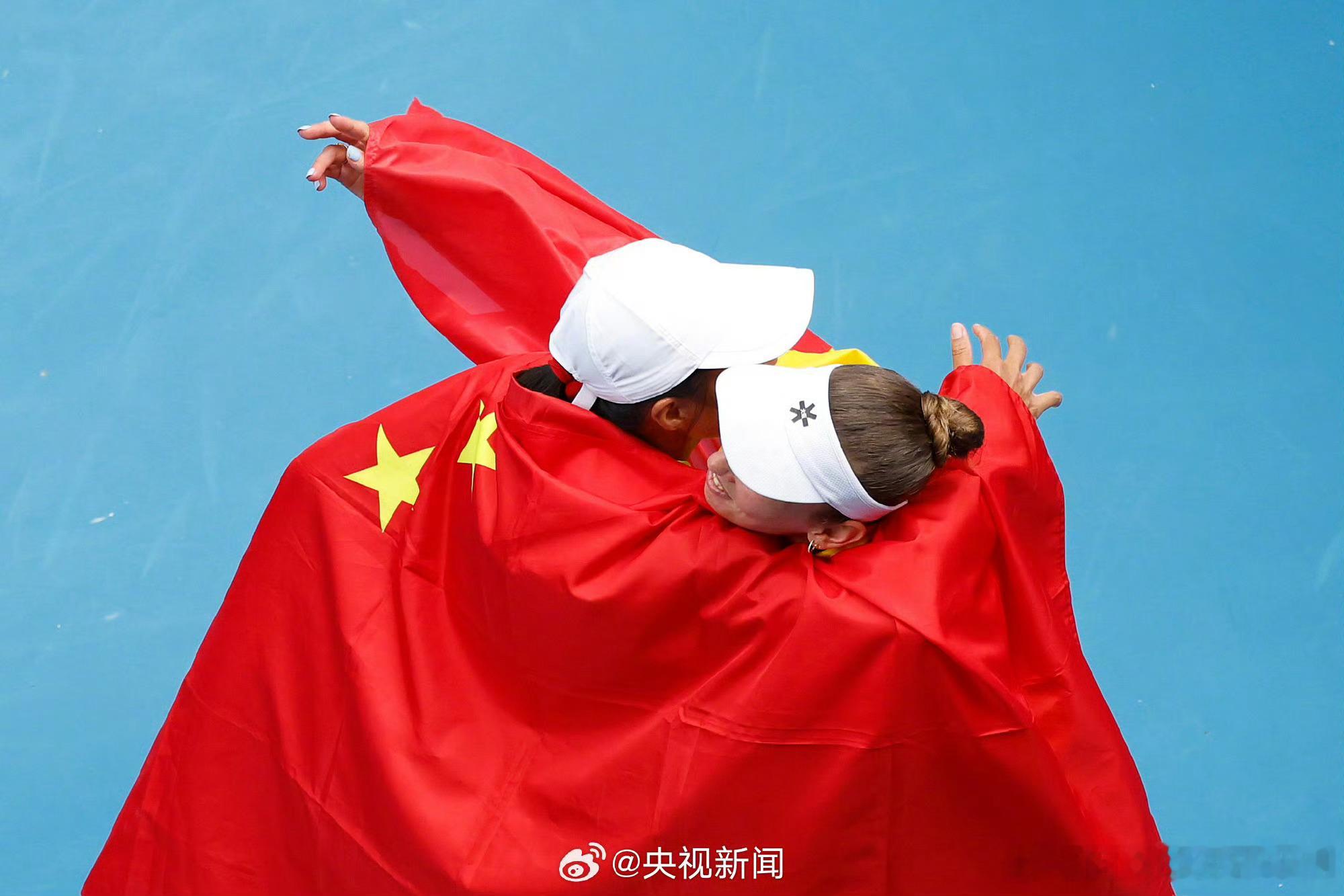恭喜🎉2026澳网女双决赛，中国选手张帅搭档比利时选手梅尔滕斯直落两盘，获得女