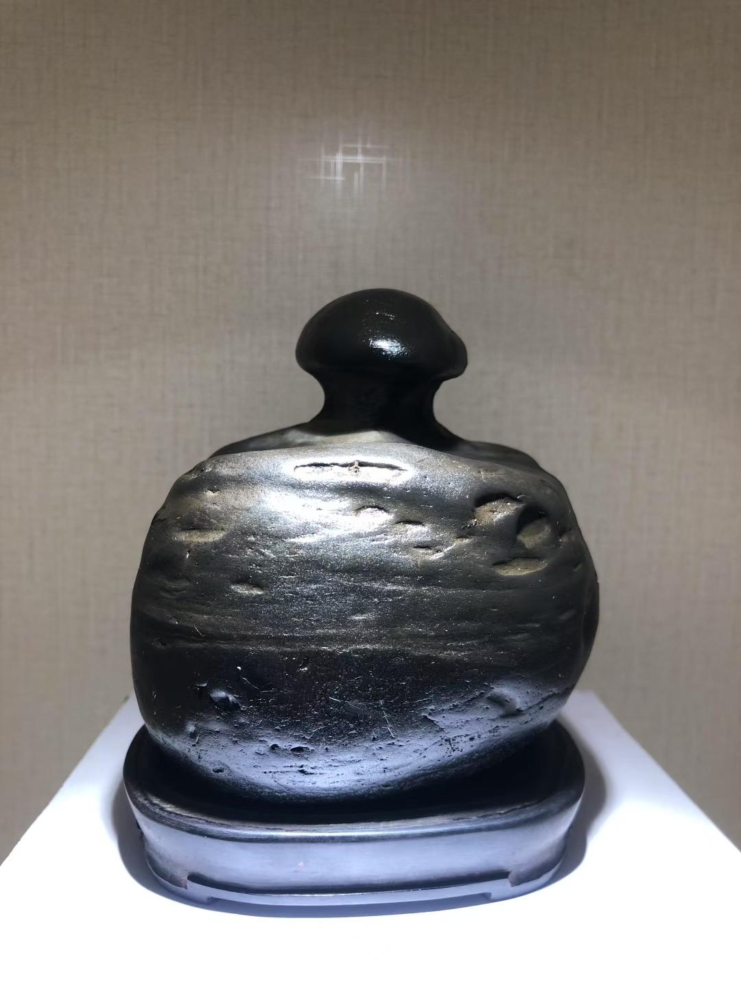 云根凝墨韵，
孤顶立苍穹 。

来宾大湾石[送自己一朵花]