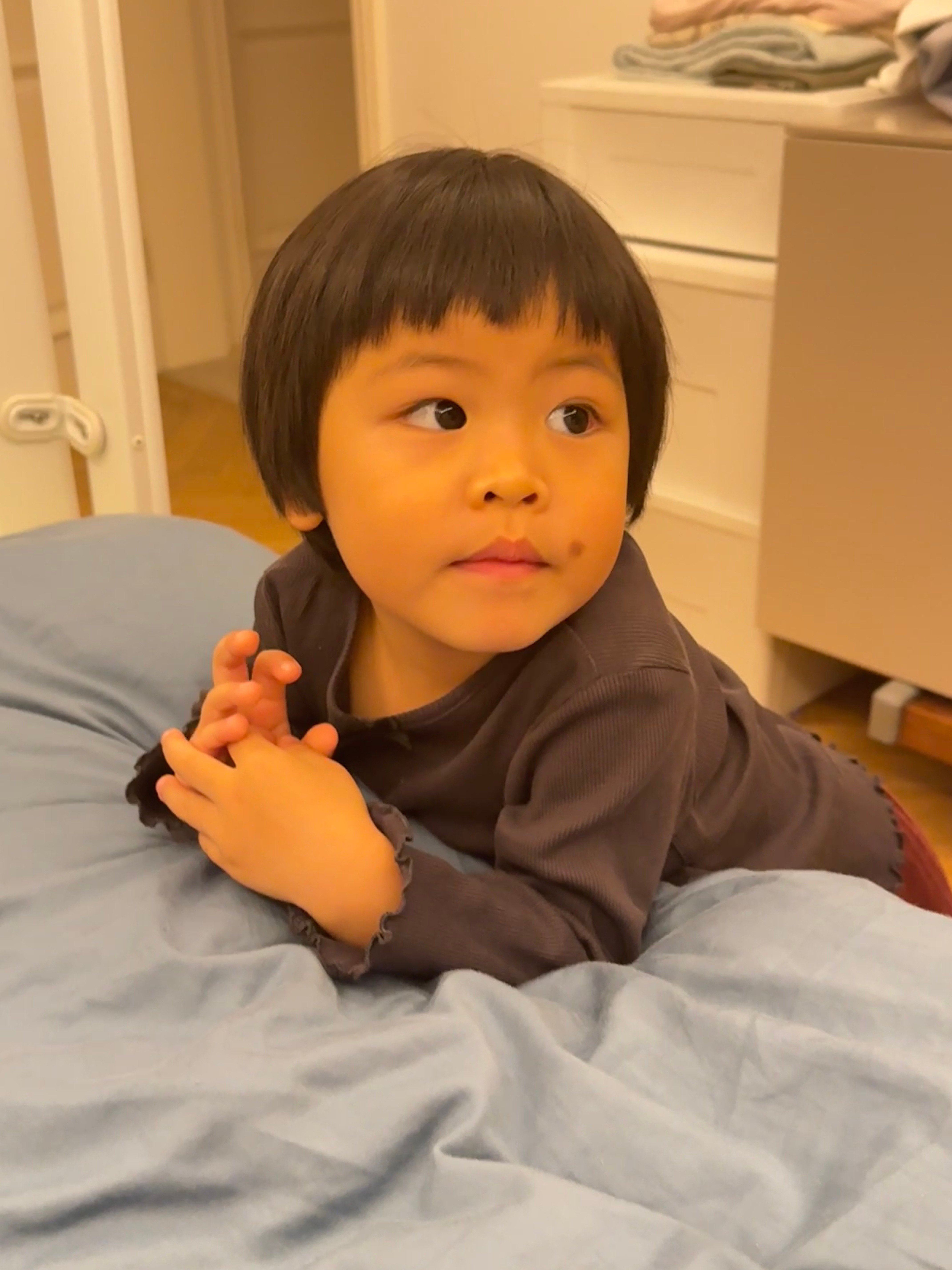 球宝不笑的时候也太像我了吧，感觉在看复制人 