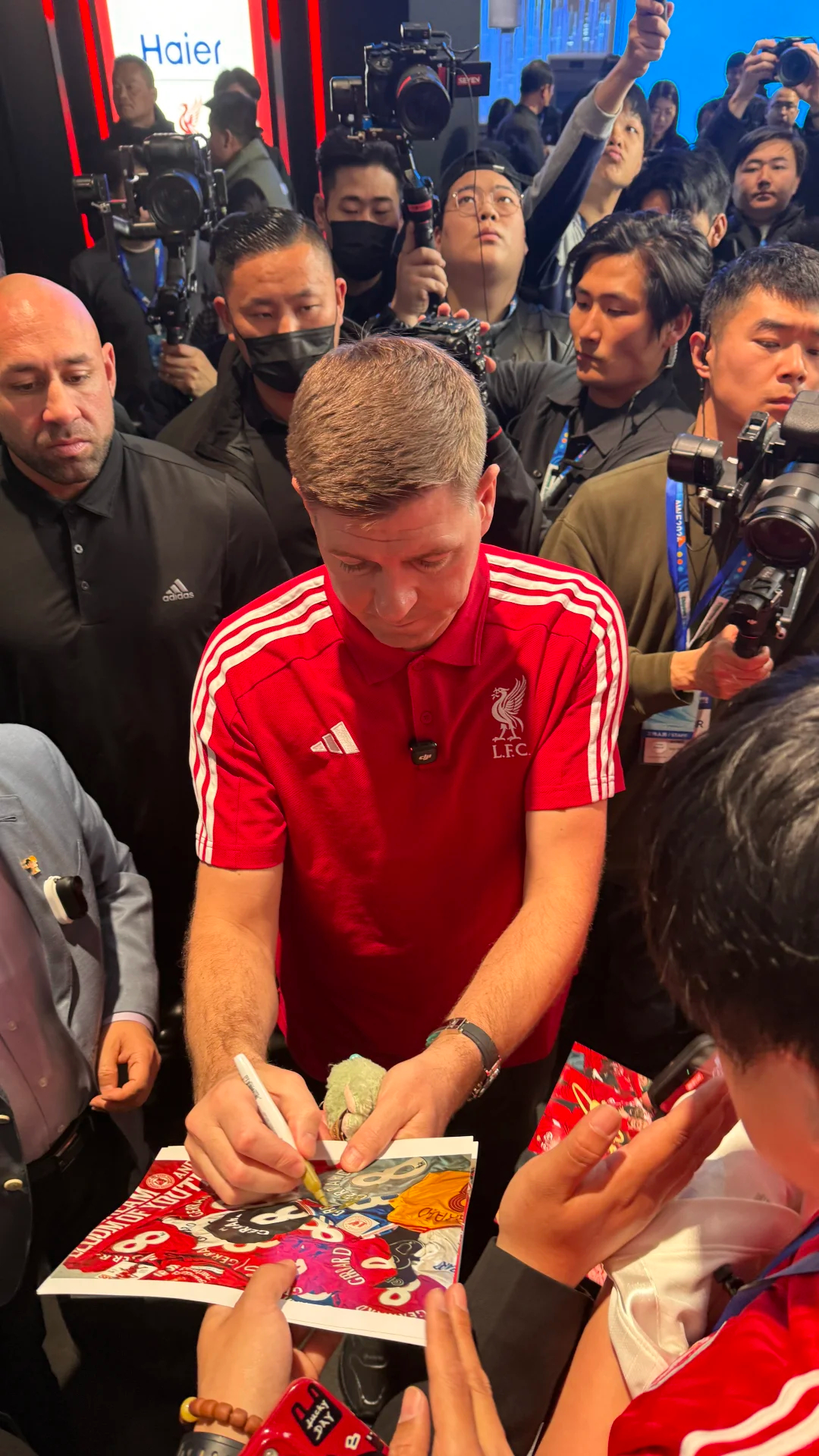 3个小时前飞抵浦东机场 ……马不停蹄出现在活动现场，这位保镖大哥也跟着全世界跑，