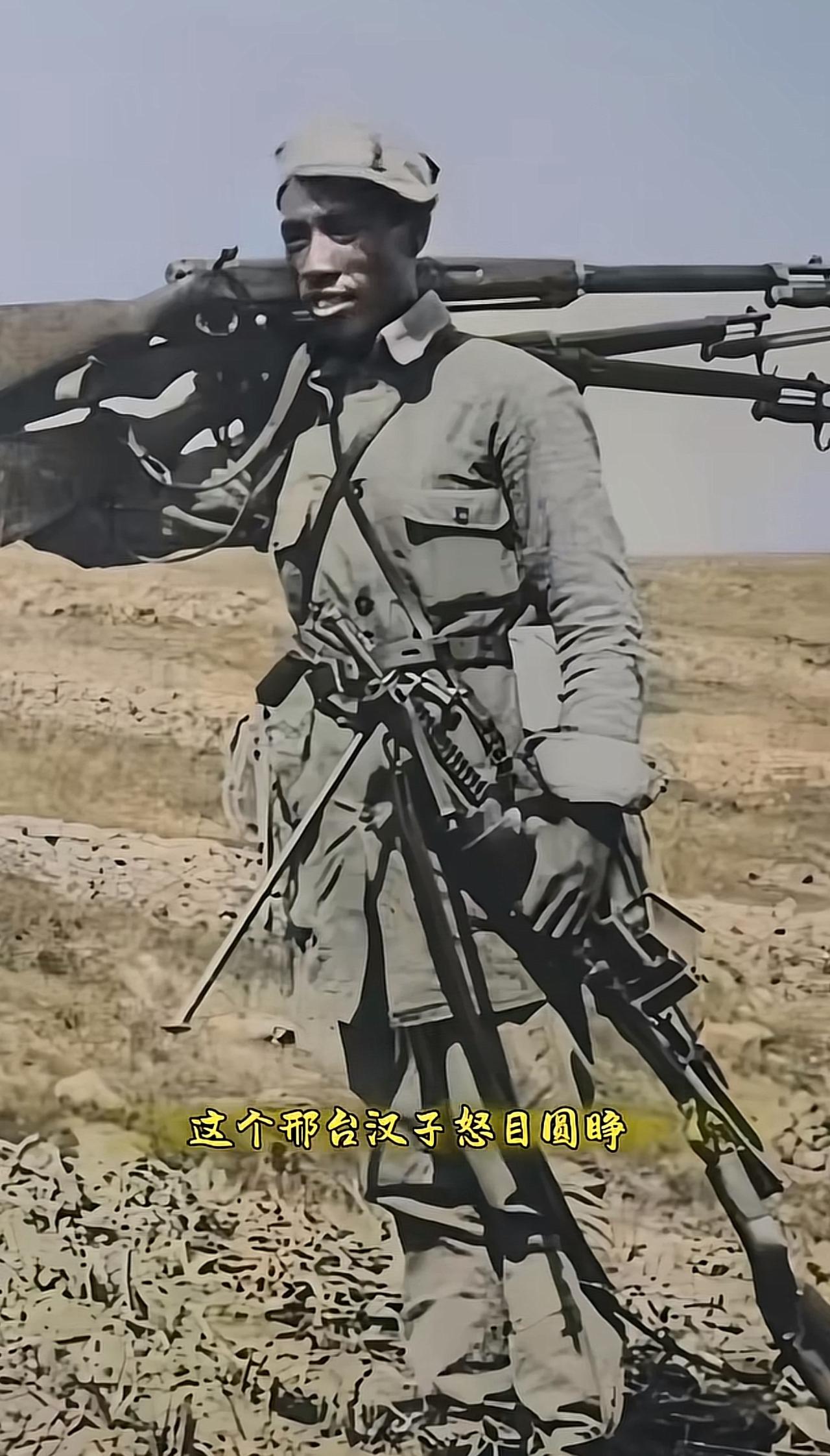 1938年，抗日儿郎吕俊生战场留影，肩扛三八大盖，手提机关枪。