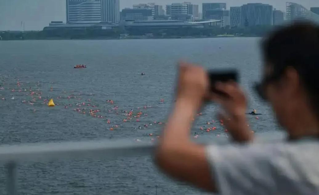 上海一名哺乳期女选手参加 4 公里泳渡挑战赛，拼尽全力完赛上岸时体力严重透支，泳