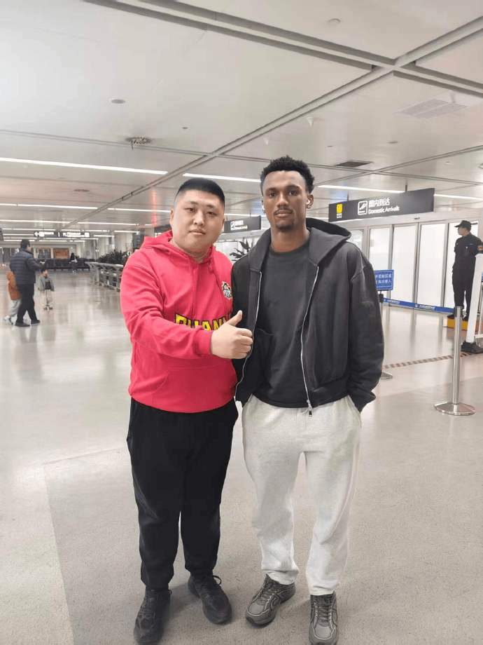 解说员：山西新外援泰森-沃克抵达，试训结果决定外援去留