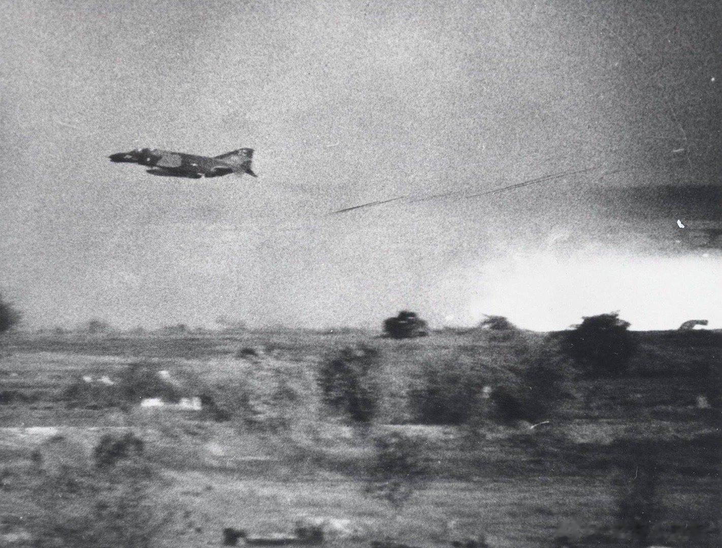 超低空投弹后拉起的F4C，摄于1969年4月#军事历史全触达##外军影像##兵器