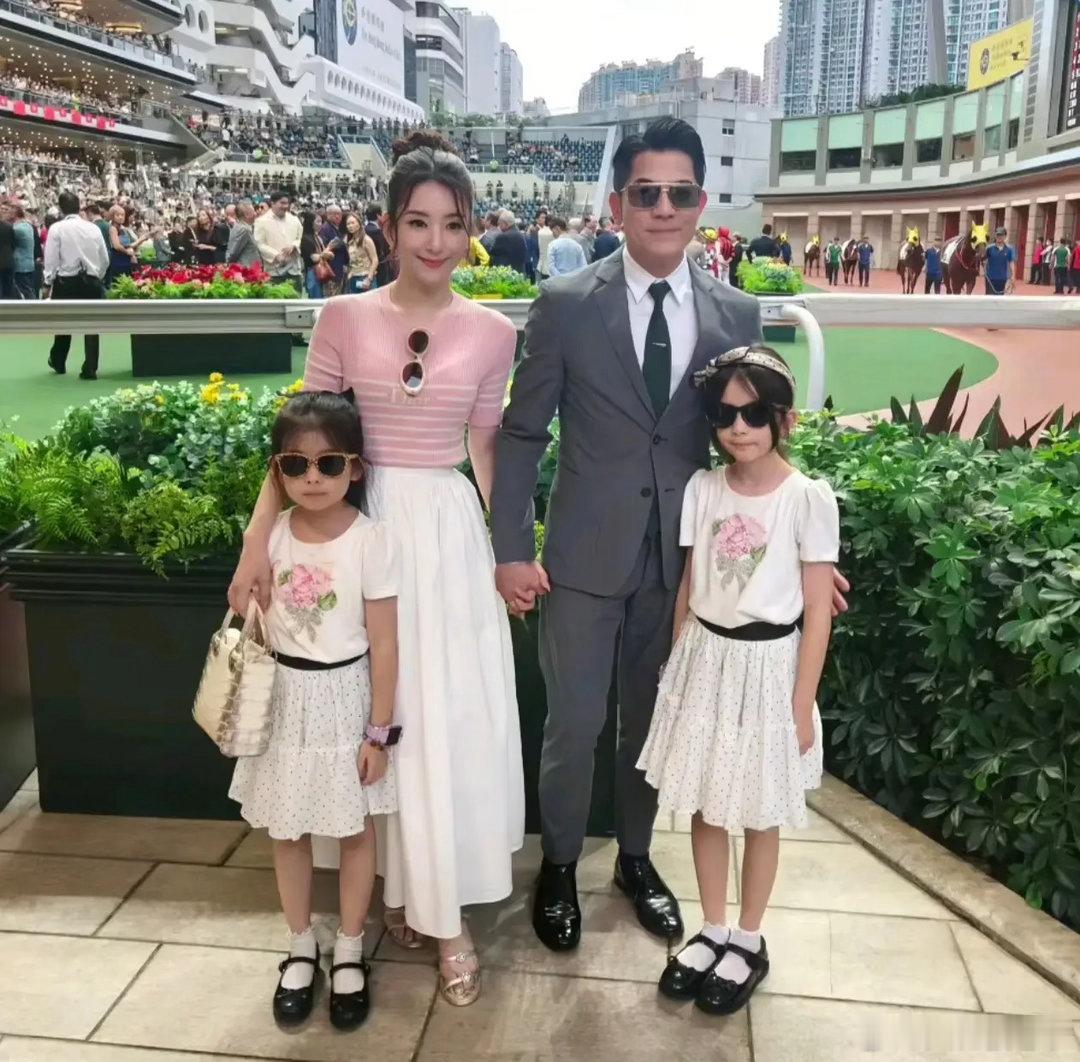 我严重怀疑，郭富城这次携妻女去马场观赛，不是因为喜欢，也不是为了秀恩爱，纯纯是为