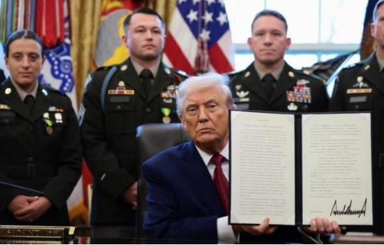 美国总统特朗普在周一（12月15日）签署行政命令，把芬太尼与生产这种毒品的前体化