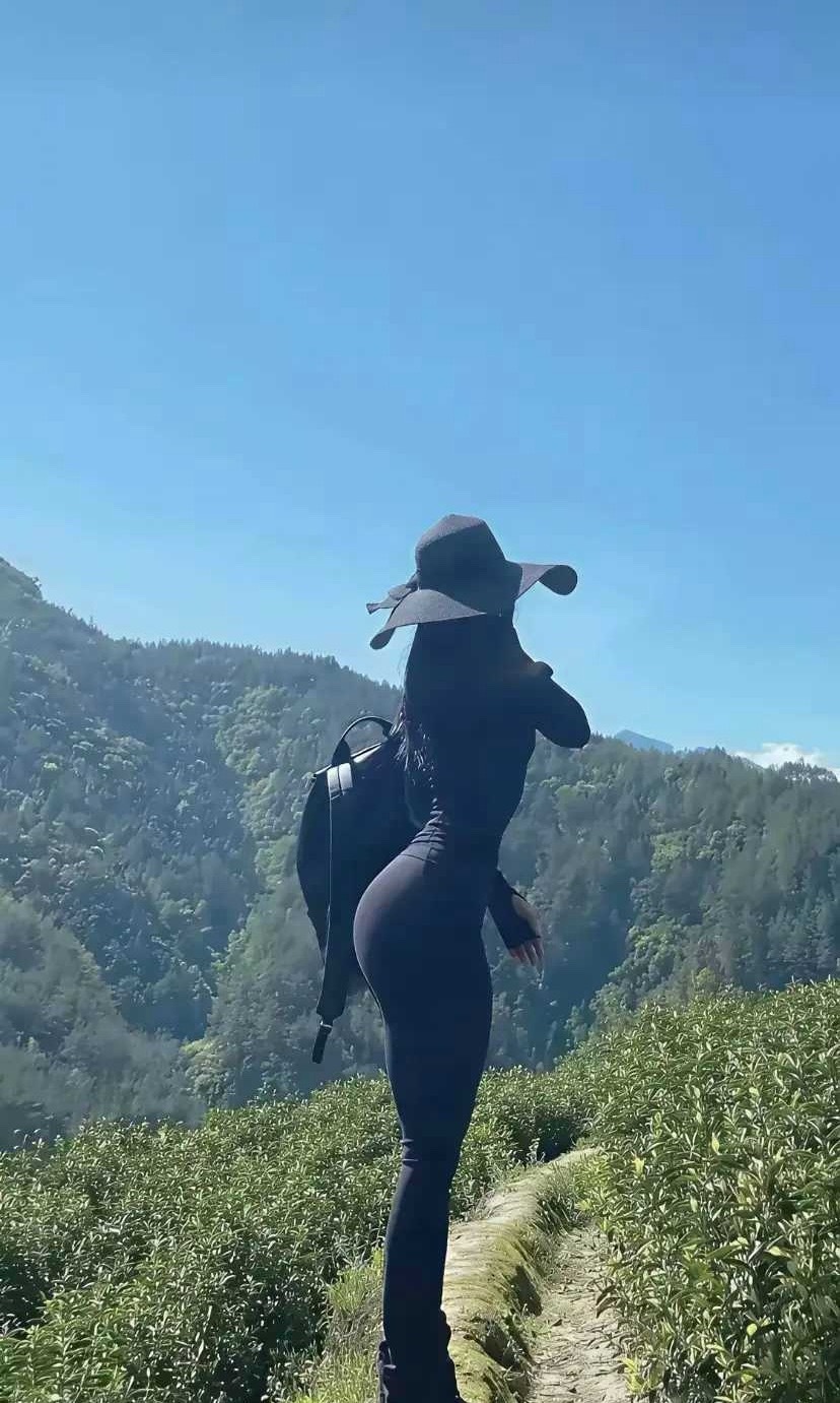 年末黄金带动的铜铝等涨价，我感觉应该继续做有色一部分。纳指空间太小，生物科技调整